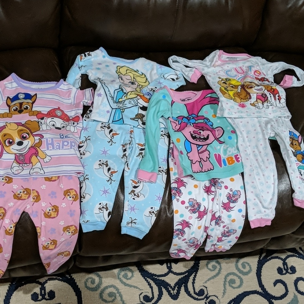 Girls 2T Pajama Bundle (Nickelodeon, Disney, DW)